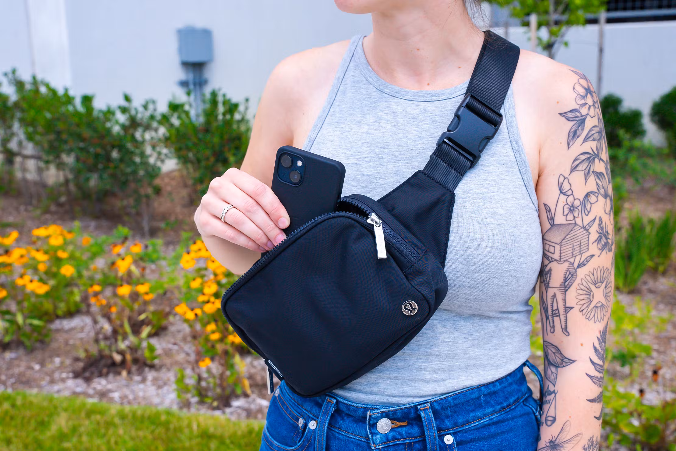 Daily Shoes Shop -Daily Shoes Shop e84e6df1 lululemon everywhere belt bag large 2l in use